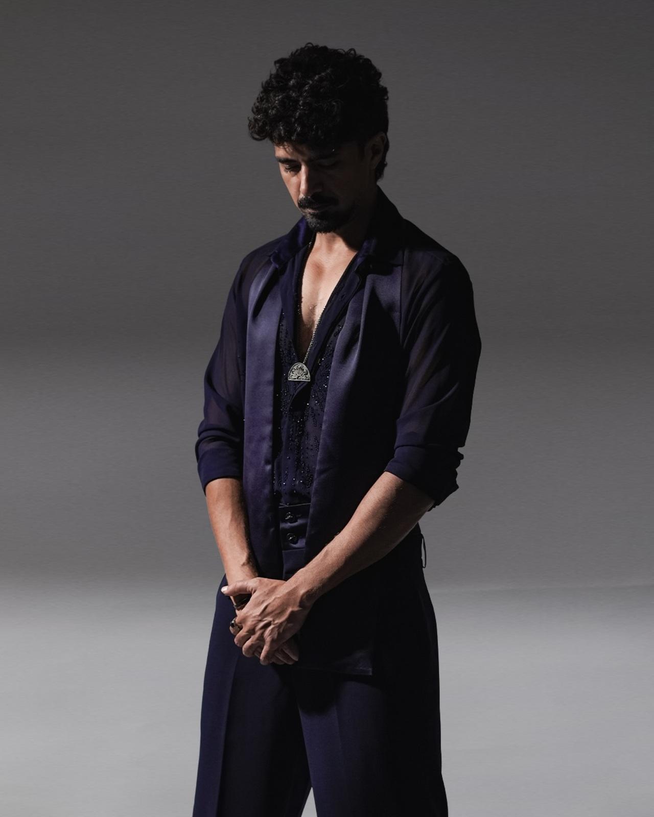 The actor layered his shirt with a satin scarf and paired his look with fine trousers. What elevates his look is the addition of an oxidised neckchain, bringing the overall appearance together.